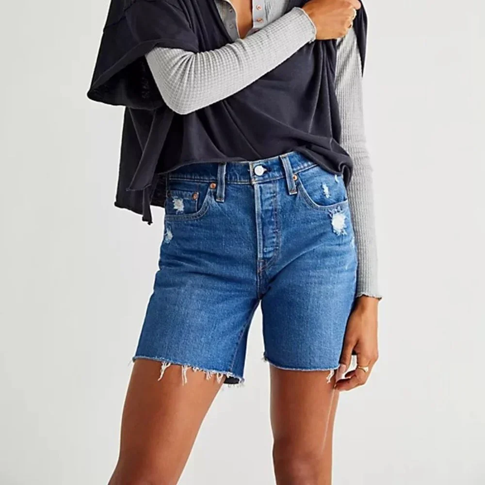 NWT Levi's 501 Mid Thigh Jean Shorts in Charleston Picks 24 - Picture 1 of 3